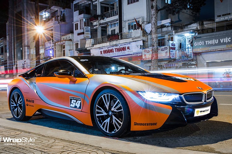 Mới đây, một chiếc  siêu xe BMW i8 mang biển kiểm soát Sóc Trăng đã bất ngờ xuất hiện trên phố với bộ áo nổi bật màu cam mờ cùng các điểm nhấn với hoạt tiết màu xám và đen nhận được sự chú ý của cộng đồng mạng.